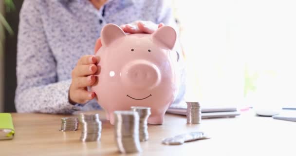 Vrouw Houdt Roze Spaarvarken Hand Strijkt Financiële Besparingen Accumulatie Van — Stockvideo
