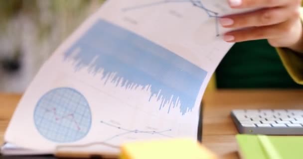 財務データやチャートとコンピュータ画面の前でキーボード上の女性の手 図表や販売統計のデータ分析 — ストック動画