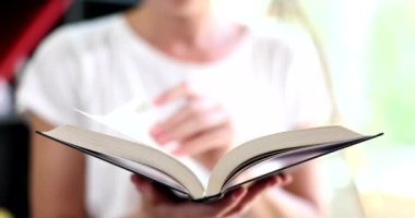 Kadının elleri kitap sayfalarını karıştırıyor. Din bilgeliği kavramı okuma ve hayal gücü