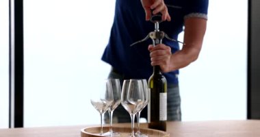 Alkol görgü kuralları ve tirbuşonlu kaliteli şarabın açılışı. Yeni başlayanlar için şarap garsonluğu kursları ve kaliteli beyaz şaraplar