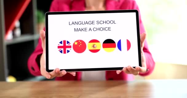 Mulher Detém Tablet Escolhe Língua Estrangeira Para Estudar Online Aplicativos — Vídeo de Stock