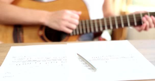 Человек Играет Гитаре Музыкальными Аккордами Музыкальными Нотами Уроки Гитары Музыки — стоковое видео