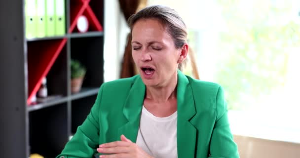 Kadını Modern Ofis Masasında Esniyor Nezaketen Ağzını Kapatan Bir Kız — Stok video