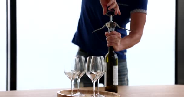 Alcoholetiquette Het Openen Van Elite Wijn Met Kurkentrekker Sommelier Cursussen — Stockvideo