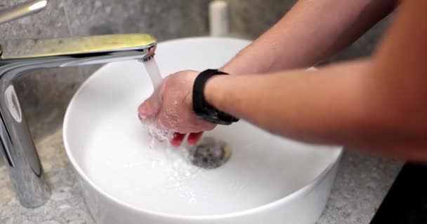 Homem Lava Mãos Pia Com Sabão Água Torneira Desinfecção Das — Vídeo de Stock