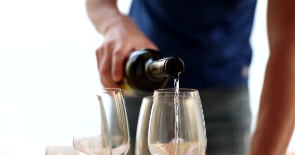 侍应生或男人将酒倒入室内杯子的手的闭锁 初学者索美利课程及优质优质精品白葡萄酒的选择 — 图库视频影像