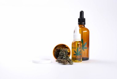 Masalar farklı tipte kenevir, yağ ve kurutulmuş. Sinirli bağırsak sendromu ve ülseratif kolit için marihuana kullanın. Yasallaştırma bilimsel amaçlar ve tıp için tıbbi esrar kullanıyor