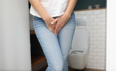 Kot pantolonlu kadın elleri, yakın plan. Cinsel yolla bulaşan hastalıkların teşhisi ve tedavisi.