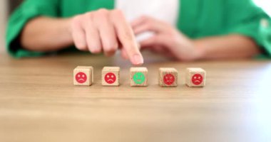 El, gülen surat ifadesini tahta küpte seçiyor. Müşteri anketi için iyi değerlendirme geribildirimi