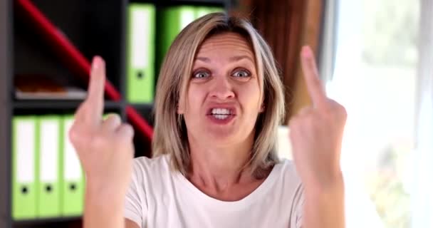 一个有着中指粗鲁手势的疯狂而愤怒的女人的画像 面对充满仇恨和怨恨的女人 — 图库视频影像