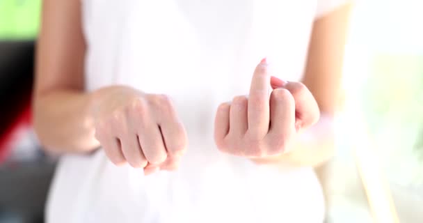 Γυναικείο Χέρι Γυρίζει Μεσαίο Δάχτυλο Προς Πάνω Οργή Χειρονομιών Και — Αρχείο Βίντεο