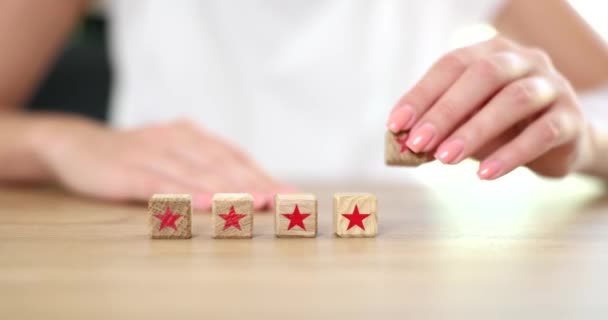 会社の評価を高めるために5つ星のシンボルで木製のブロックを設定する手 フィードバックのおすすめとサービス料金 — ストック動画