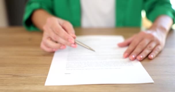 Zakenvrouw Agent Advocaat Verkoper Overhandigt Contract Pen Voor Ondertekening Sluiting — Stockvideo