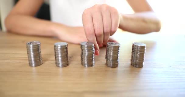 사업가는 동전을 앞으로 나아간다 경제적 인플레이션 — 비디오