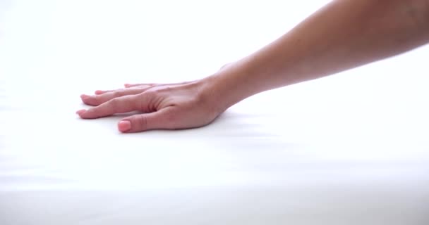 Vrouwelijke Hand Testen Hardheid Van Witte Orthopedische Matras Persoon Drukt — Stockvideo