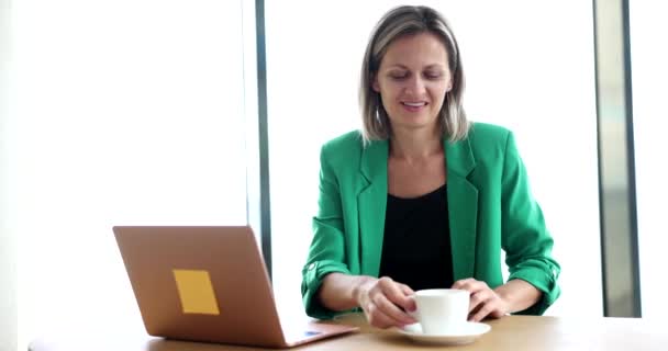 Bizneswoman Pracuje Laptopie Pije Kawę Lub Wodę Filiżanką Przerwa Przyjemność — Wideo stockowe