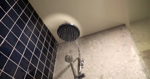 Dysze Przepływu Wody Okrągłej Głowicy Prysznicowej Luksusowa Hydraulika Komfort — Wideo stockowe