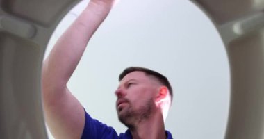 Ürkmüş erkek uyuşturucu bağımlısı tuvalet 4K filmine kokain torbaları atıyor. Uyuşturucu madde bulundurmak ve satmaktan cezai sorumluluk