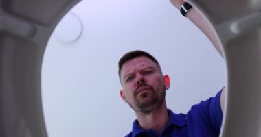 Tuvalet 4K filminden kokain çeken iki adam. Uyuşturucu bulundurma kavramından ceza yargılaması