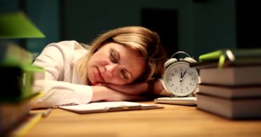 İş kadını, gök gürültüsü 4K filmi sırasında gece geç saatlerde ofiste çalar saatle uyuyakalıyor. Zaman yönetimi ve işsizlik kavramı