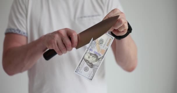 男人用锐利的小刀切割美元钞票特写4K电影慢动作 破产和金融危机概念 — 图库视频影像