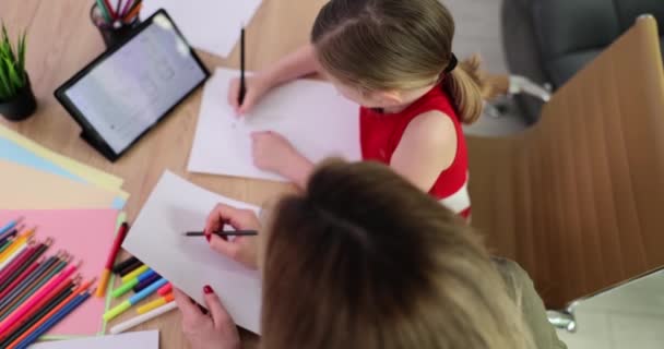 Učitel Studuje Kreslit Dítě Pomocí Digitálního Tabletu Školce Film Zpomalit — Stock video