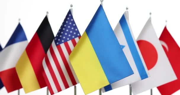 Bandeira Ucraniano Frente Bandeiras Filme Mundo Assistência Financeira Humanitária Internacional — Vídeo de Stock