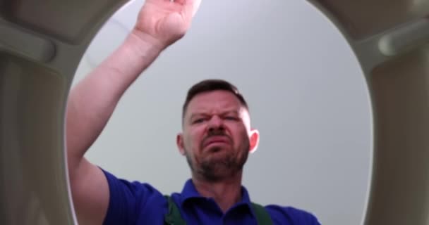 Нещасний Чоловік Сантехнік Відкриває Кришку Туалету Закриває Ніс Через Неприємний — стокове відео