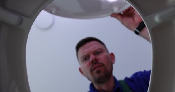 Bărbații Surprinși Instalatori Deschid Capacul Toaletă Partea Jos Filmului Lucruri — Videoclip de stoc
