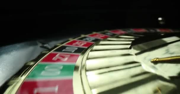 Metallkugel Dreht Sich Auf Roulette Rad Casino Nahaufnahme Film Glücksspielkonzept — Stockvideo