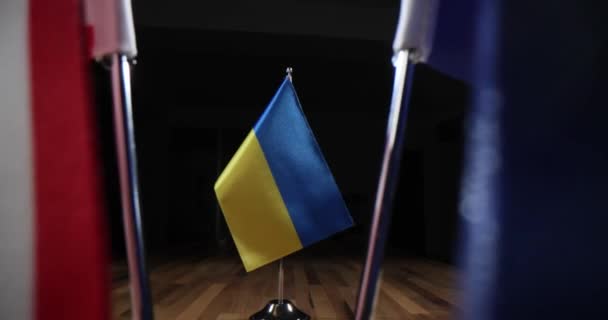 Oekraïense Vlag Staat Onderhandelingstafel Buurt Van Europese Unie Film Internationale — Stockvideo
