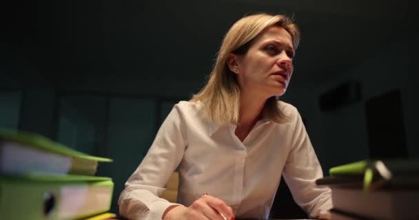 Moe Zakenvrouw Werkt Avonds Laat Aan Computer Tijdens Film Deadline — Stockvideo