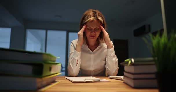 Müde Geschäftsfrau Mit Kopfschmerzen Massiert Schläfen Spät Der Nacht Während — Stockvideo