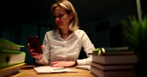 Деловая Женщина Спешит Работу Офис Смотрит Часы Мобильный Телефон Поздно — стоковое видео