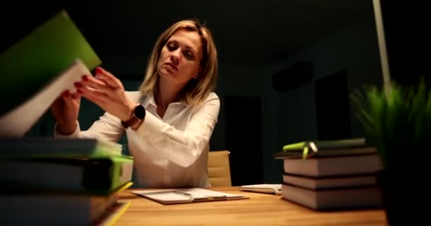 Zakenvrouw Accountant Werkt Avonds Laat Kantoor Tijdens Onweer Film Workaholisme — Stockvideo