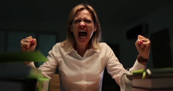 在雷雨四千块的电影中 一位愤怒的女商人深夜在写字台前尖叫 工作时的情绪倦怠概念 — 图库视频影像