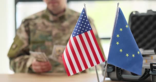 Militare Contando Soldi Tavola Con Bandiere Usa Primo Piano Film — Video Stock