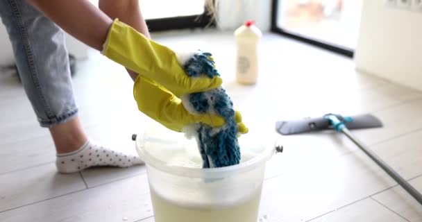 Καθαρίστρια Γάντια Που Στάζει Πάτωμα Αφρό Πάνω Από Κουβά Νερό — Αρχείο Βίντεο