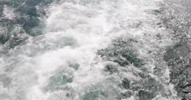 Deniz dalgalı deniz motorlu tekne ya da sürat teknesi 4K yavaş çekim. Deniz yolculuğu kavramı