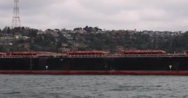 Deniz 4K filmiyle kargo taşıyan feribot ağır çekim. Mal taşımacılığı kavramı