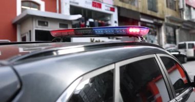 Polis arabasının lambasında kırmızı mavi ışık. Yakın çekim 4K film ağır çekim. Acil yardım kavramı