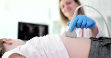 Doktor Pediyatrist, çocuk iç organlarını ağır çekimde karın ultrasonu ile muayene ediyor. Çocuklarda gastrointestinal yolun tedavisinin teşhisi