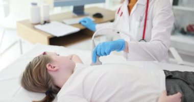 Doktor kardiyolog, 4 km. Ağır çekimde kalpten çocuğa ultrason testi yapıyor. Çocuk konseptinde kardiyovasküler sistemin teşhisi ve tedavisi