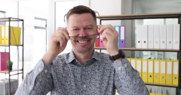 眼鏡の肖像画4K映画を置く笑顔の男のオフィスワーカー ビジネスコンセプトのキャリア成長 — ストック動画