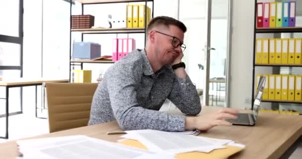 Gözlüklü Bir Işadamı Filminde Dizüstü Bilgisayarın Önünde Parmaklarını Masaya Vurmaktan — Stok video