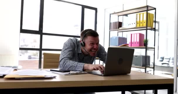 Hombre Enojado Recepcionista Auriculares Con Micrófono Discutiendo Con Cliente Las — Vídeo de stock