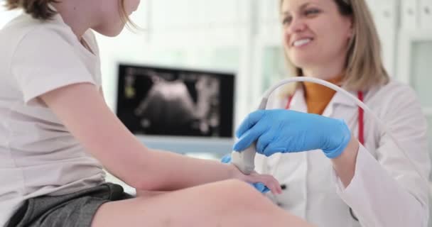 Doktor Pediatr Provádějící Ultrazvukové Vyšetření Kloubů Ruky Dítěti Klinice Film — Stock video