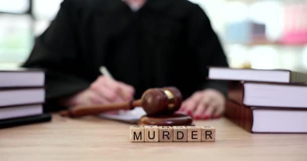 Palabra Asesinato Cubos Madera Cerca Juez Con Mazo Sala Del — Vídeos de Stock