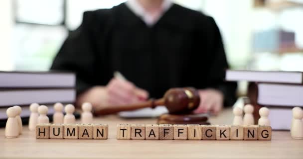 世界人口贩运和木制的男人在法官桌子上与Gavel在法庭特写4K电影慢镜头 贩运人口和性奴役刑事责任概念 — 图库视频影像
