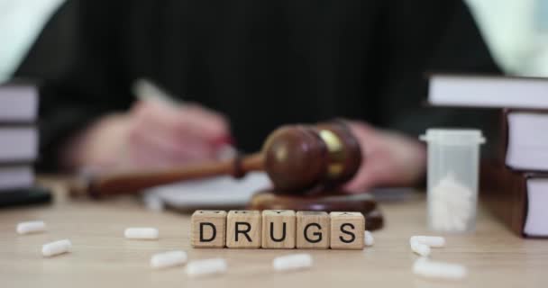 Weiße Pillen Und Wortmedikamente Auf Holzwürfeln Der Nähe Des Richtergabel — Stockvideo